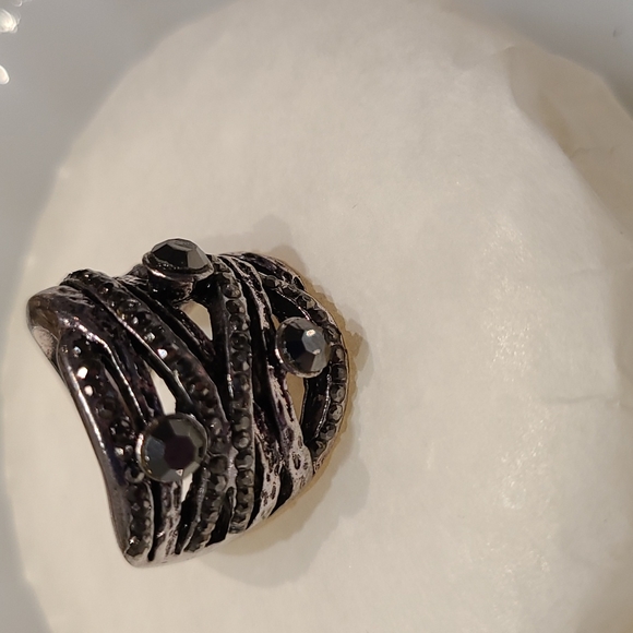 RIng size 7. Fun ring. Very comfortable to wear, especially under gloves. - Picture 5 of 5